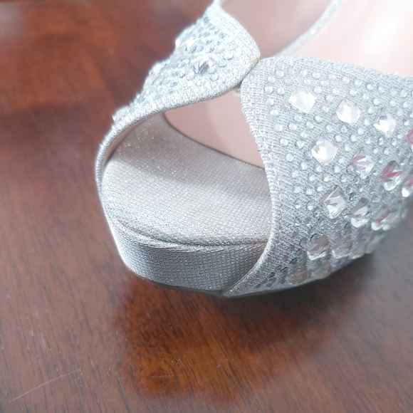 AVAILABLE ONLY IN THE BUNDLE/De Blossom Collection, prom sparkly Heels, size 7.5 - Picture 13 of 16